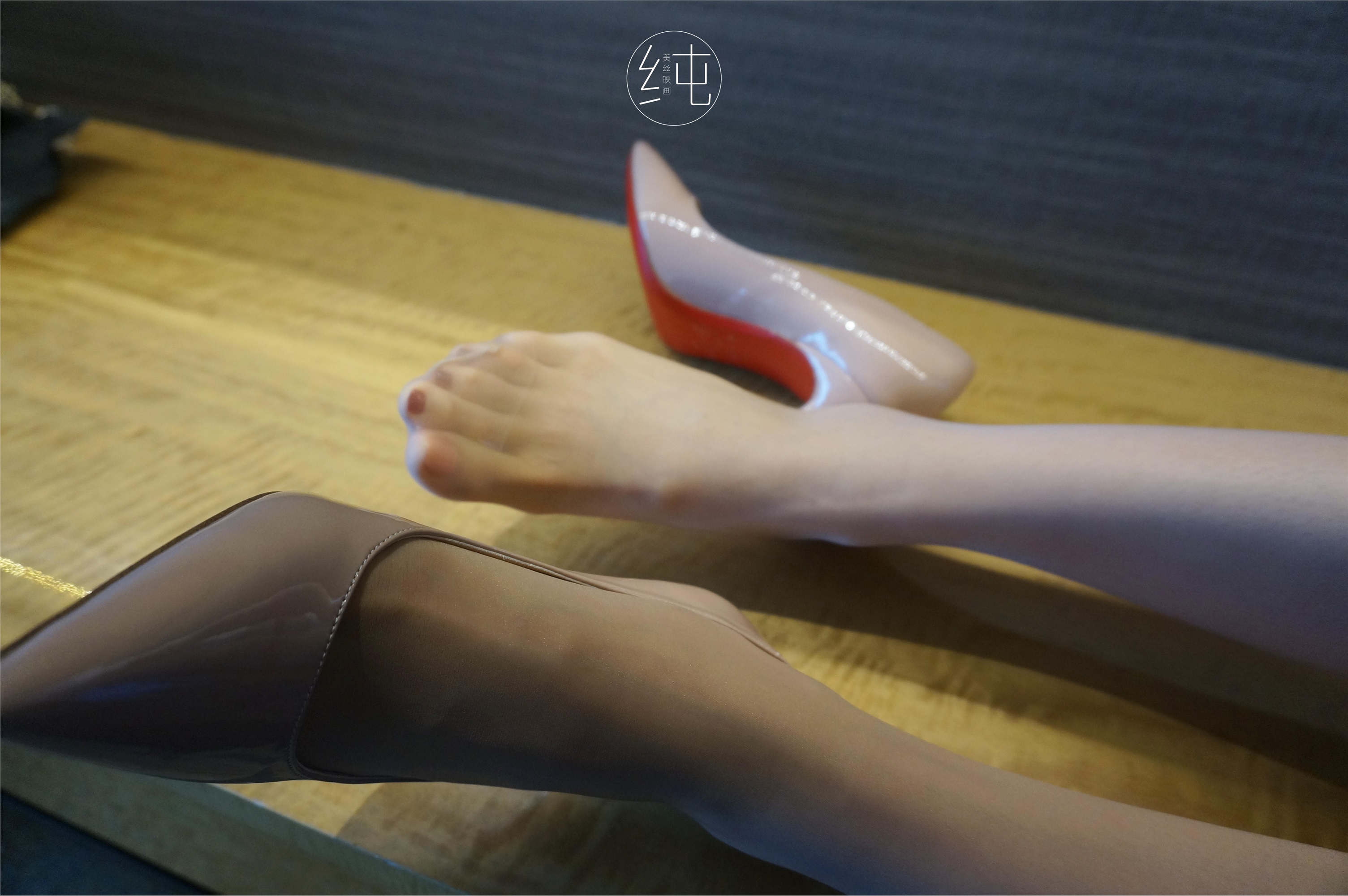 美丝映画 Vol.002 小姐姐酒店浴袍肉丝1